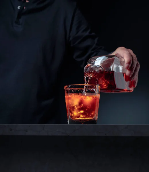 Bartendern Häller Whisky Glas Vid Bardisken Alkoholhaltig Dryck Som Hälls — Stockfoto