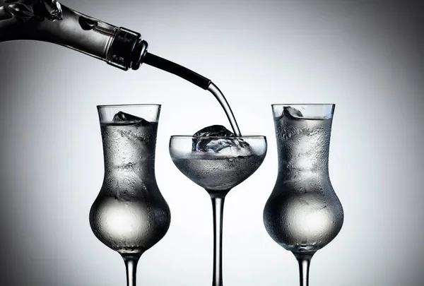 Vodka Láhve Nalije Zmrzlých Sklenic Ledem — Stock fotografie