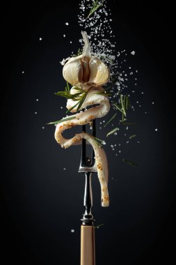 Tuz ve biberiyeyle serpiştirilmiş sarımsaklı baharatlı domuz yağı. Koyu arkaplanda baharatlı domuz yağı.