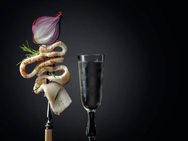 Buzlu bardak, soğuk votka ve baharatlı tuzlanmış domuz yağı. Siyah arka planda biberiyeli ve soğanlı domuz yağı. Boşluğu kopyala.