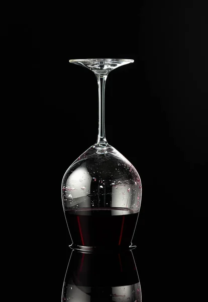 Bicchiere Vino Invertito Con Vino Rosso Sfondo Nero Riflettente Concetto — Foto Stock
