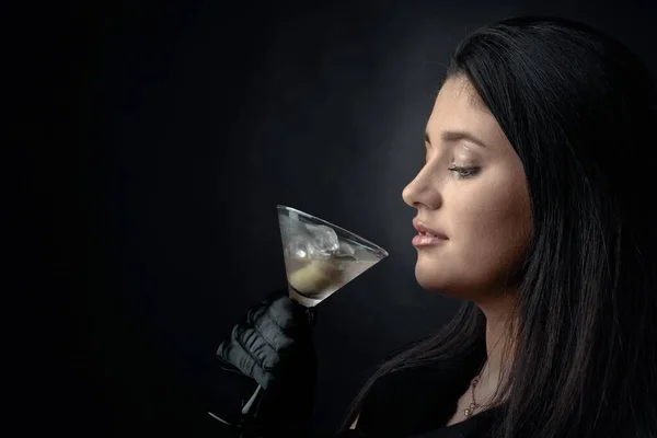 Aantrekkelijk Meisje Dat Droge Martini Drinkt Met Groene Olijven Mooie — Stockfoto