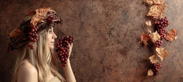 Retrato Bela Mulher Loira Caucasiana Com Copo Vinho Tinto Imagem — Fotografia de Stock