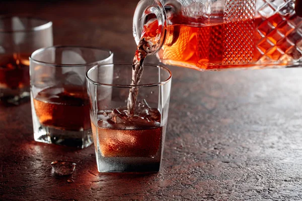 Whiskyt Öntök Üvegbe Természetes Jéggel Dammed Glass Erős Alkoholtartalmú Itallal — Stock Fotó