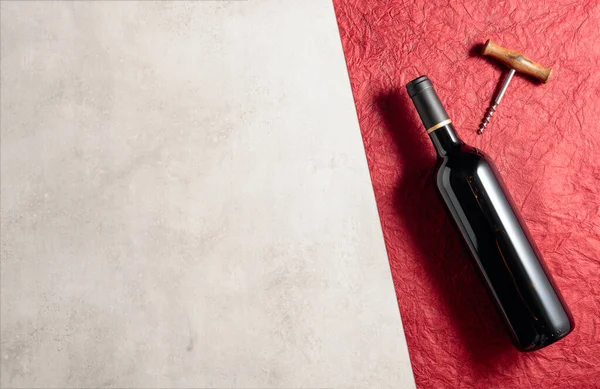 Ένα Μπουκάλι Κόκκινο Κρασί Κόκκινο Τσαλακωμένο Χαρτί Θέα Από Ψηλά — Φωτογραφία Αρχείου