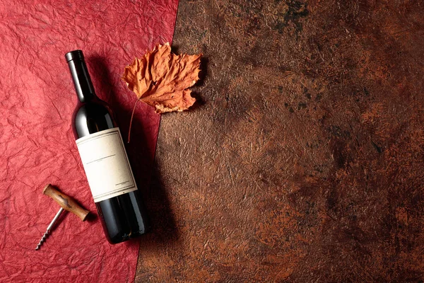 Een Fles Rode Wijn Met Een Oud Leeg Etiket Zicht — Stockfoto