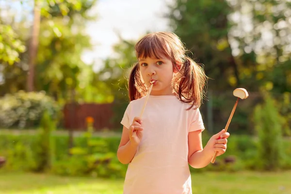 Une Petite Fille Mange Des Guimauves Grillées Sur Feu Aventure — Photo