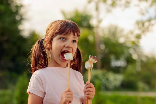 Little Girl Eats Marshmallows Toasted Fire Summer Adventure Country — Stock Photo, Image