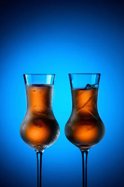Bevande Alcoliche Forti Occhiali Arginati Con Ghiaccio Uno Sfondo Azzurro — Foto Stock