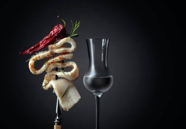 Buzlu bardak, soğuk votka ve baharatlı tuzlanmış domuz yağı. Biberiyeli domuz yağı ve koyu arkaplanda kırmızı biber. Boşluğu kopyala.