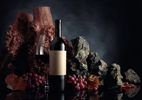 Siyah Yansıtıcı Arka Planda Kırmızı Şarap Üzüm Arka Planda Taşlar — Stok fotoğraf