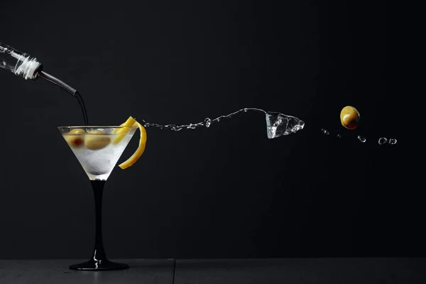 Martini Med Gröna Oliver Och Citronskal Cocktail Med Stänk Svart — Stockfoto
