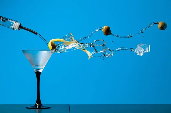 Martini Com Azeitonas Verdes Gelo Casca Limão Cocktail Com Salpicos — Fotografia de Stock