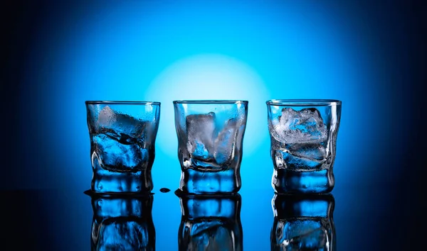 Silný Alkoholický Nápoj Zmrzlých Sklenicích Zatracené Brýle Ledem Černém Reflexním — Stock fotografie