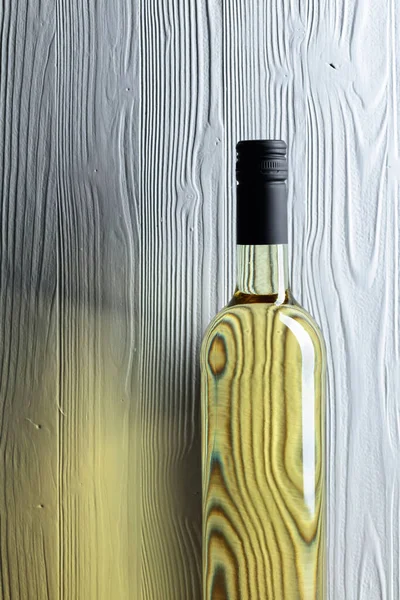 Una Botella Vino Blanco Sin Abrir Sobre Viejo Fondo Madera —  Fotos de Stock
