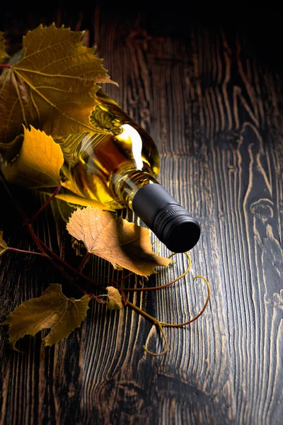 Unopened Bottle White Wine Grapevine Old Wooden Table Copy Space — Stock Photo, Image