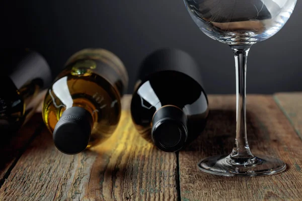 Açılmamış Kırmızı Beyaz Şarap Şişeleri Eski Ahşap Bir Masada Şarap — Stok fotoğraf