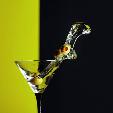 Yeşil zeytinli martini. Boşluğu kopyala.