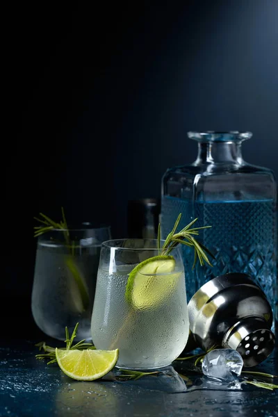 Gin Tonic Met Rozemarijn Limoen Mat Glas Cocktail Een Donkere — Stockfoto