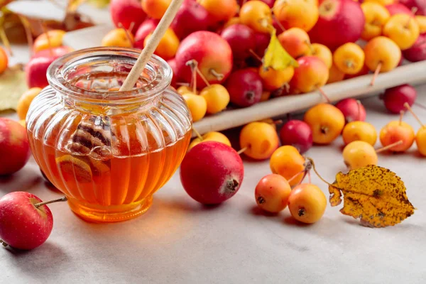 Glasskål Med Honung Och Saftiga Små Äpplen Ett Köksbord — Stockfoto