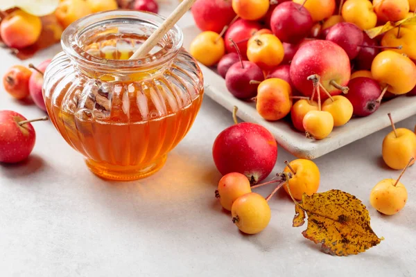 Glasskål Med Honung Och Saftiga Små Äpplen Ett Köksbord — Stockfoto