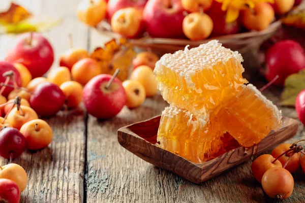 Honig Und Kleine Äpfel Auf Einem Alten Holztisch — Stockfoto