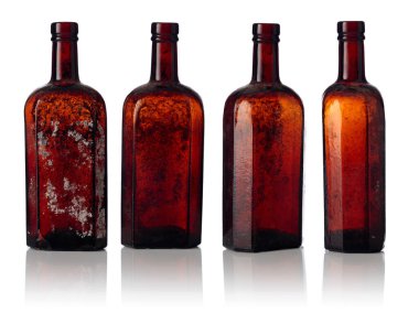 Beyaz arka planda izole edilmiş eski boş şişeler. Renkli camdan tozlu şişeler..