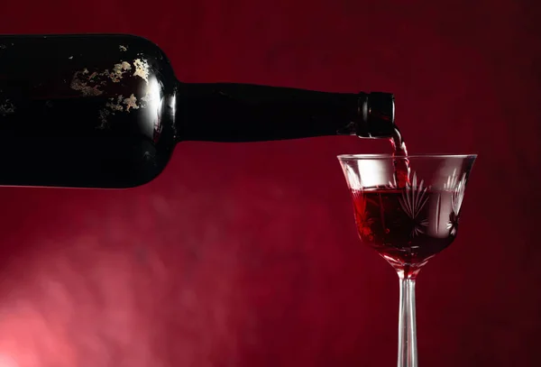 Vinho Tinto Derramado Uma Garrafa Velha Copo Cristal Uma Garrafa — Fotografia de Stock