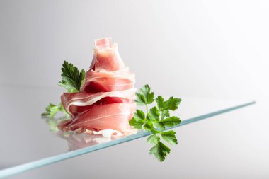 Cam masaya maydanozlu jambon, boşluğu kopyala.