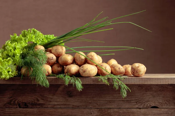 Verse Biologische Aardappelen Met Dille Salade Een Oude Houten Tafel — Stockfoto