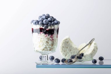 Böğürtlen reçelli süzme peynir ve beyaz arka planda taze böğürtlen. Boşluğu kopyala.