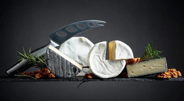 チーズナイフとクルミとローズマリーと様々なソフトチーズ スペースのコピー — ストック写真