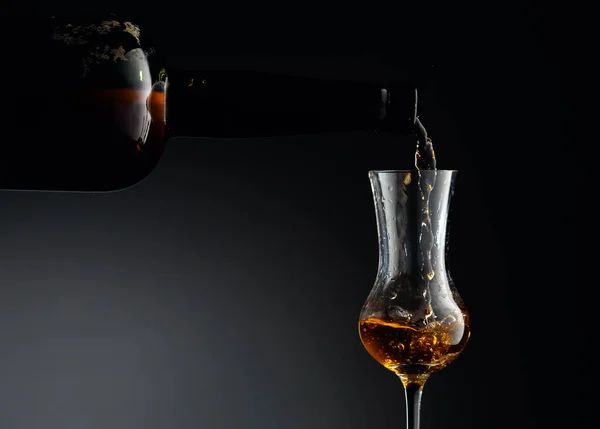 Sterke Gouden Alcoholische Drank Uit Antieke Fles Die Een Glas — Stockfoto