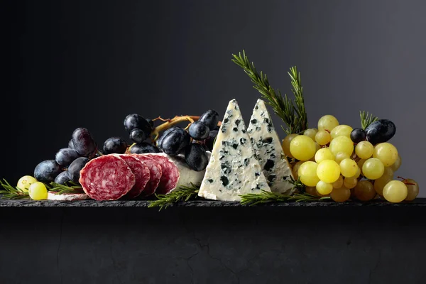 Formaggio Blu Salsiccia Stagionata Secco Uva Rosmarino Fondo Nero Cibo — Foto Stock