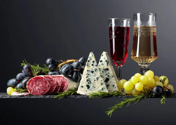 Red White Wine Snacks Black Background Glasses Wine Blue Cheese — Stock Photo, Image