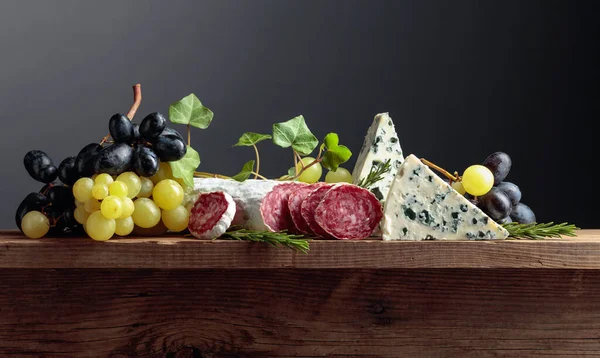 Fromage Bleu Saucisse Séchée Raisins Romarin Sur Une Vieille Table — Photo