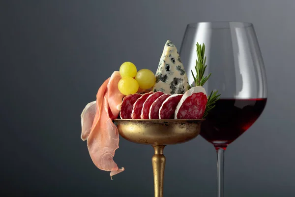 Wein Blauschimmelkäse Trockenwurst Trauben Und Rosmarin Auf Schwarzem Hintergrund Einfaches — Stockfoto