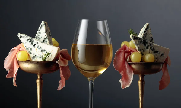 Weißwein Blauschimmelkäse Prosciutto Trauben Und Rosmarin Auf Schwarzem Hintergrund Einfaches — Stockfoto