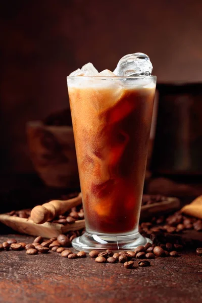 Kaffe Med Grädde Fryst Glas Och Kaffebönor Ett Gammalt Brunt — Stockfoto