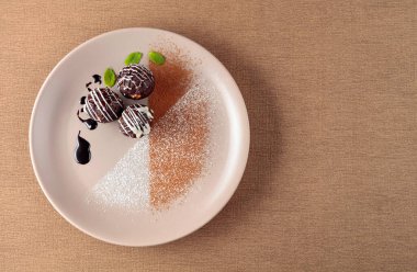 Bej bir tabakta naneli çikolata topları. Boşluğu kopyala.