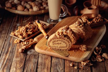 Cevizli kek ve sütlü kahve eski ahşap bir masada..