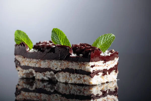 배경에 박하사탕있는 맛좋은 초콜릿 케이크 — 스톡 사진