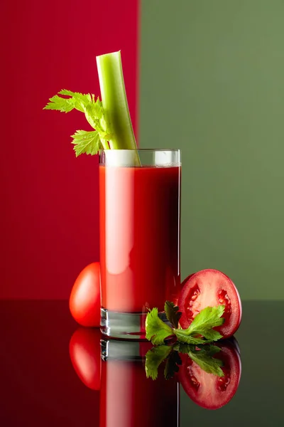 黒の反射的な背景にセロリとトマトジュースのガラス — ストック写真