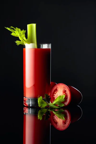 Vaso Jugo Tomate Con Apio Sobre Fondo Negro Reflectante — Foto de Stock