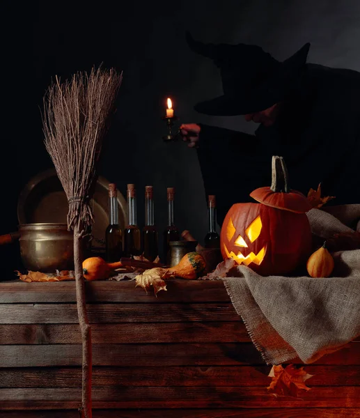 Εννοιολογική Εικόνα Για Θέμα Του Halloween Στο Βάθος Μια Μάγισσα — Φωτογραφία Αρχείου