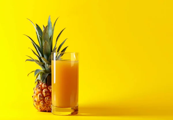 Ananas Und Saft Auf Gelbem Hintergrund Kopierraum — Stockfoto