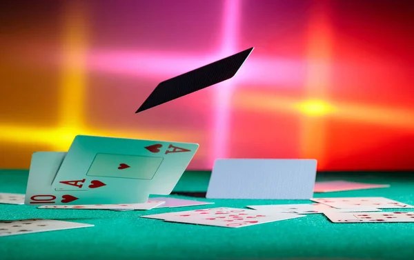 Las Cartas Caen Una Mesa Casino Concepto Juego Copiar Espacio —  Fotos de Stock