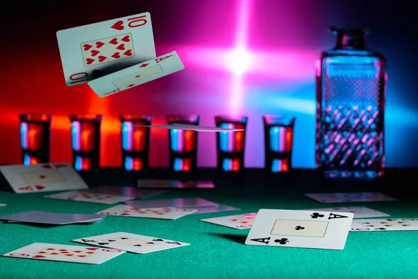 Las Cartas Caen Una Mesa Casino Concepto Juego Copiar Espacio — Foto de Stock