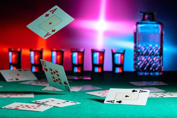 Las Cartas Caen Una Mesa Casino Concepto Juego Copiar Espacio —  Fotos de Stock