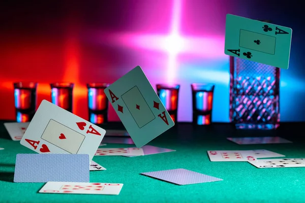 カードはカジノのテーブルに落ちます ギャンブルの概念 スペースのコピー — ストック写真